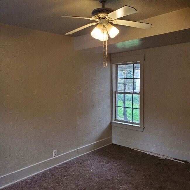 Building Photo - 1 BDRM APARTMENT FOR RENT.