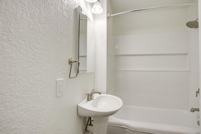 Building Photo - Amazing Remodeled 2 Bed, 1 Bath Ready tor ...