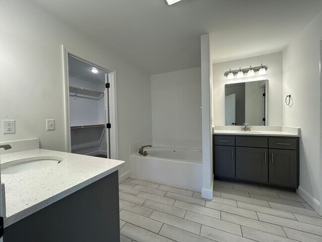 Building Photo - Gorgeous Contemporary Family Home in Cente...