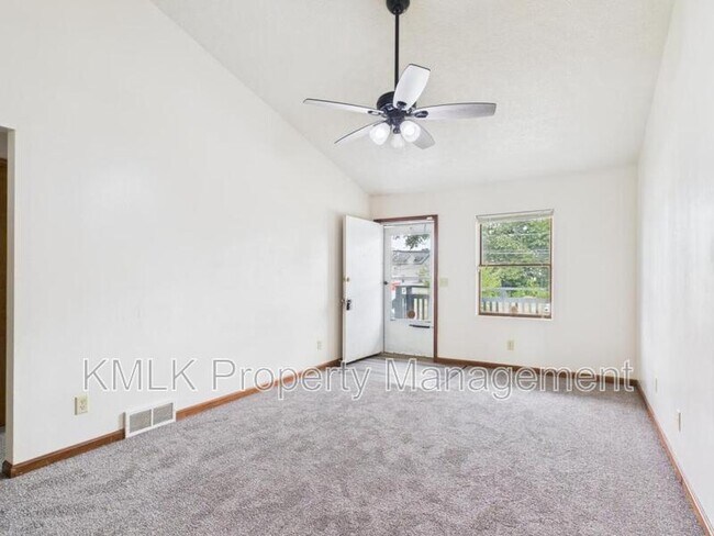 Building Photo - 456 Allyn St