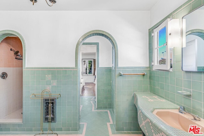 Building Photo - 1530 Valley View Rd