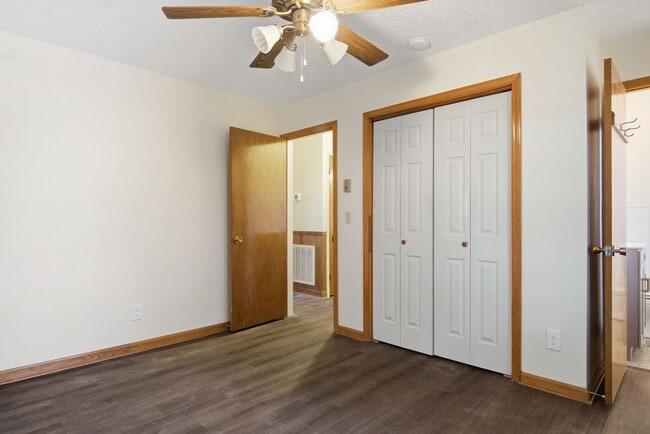 Building Photo - 3 bed, 1 bath.  Pet Friendly New remodel