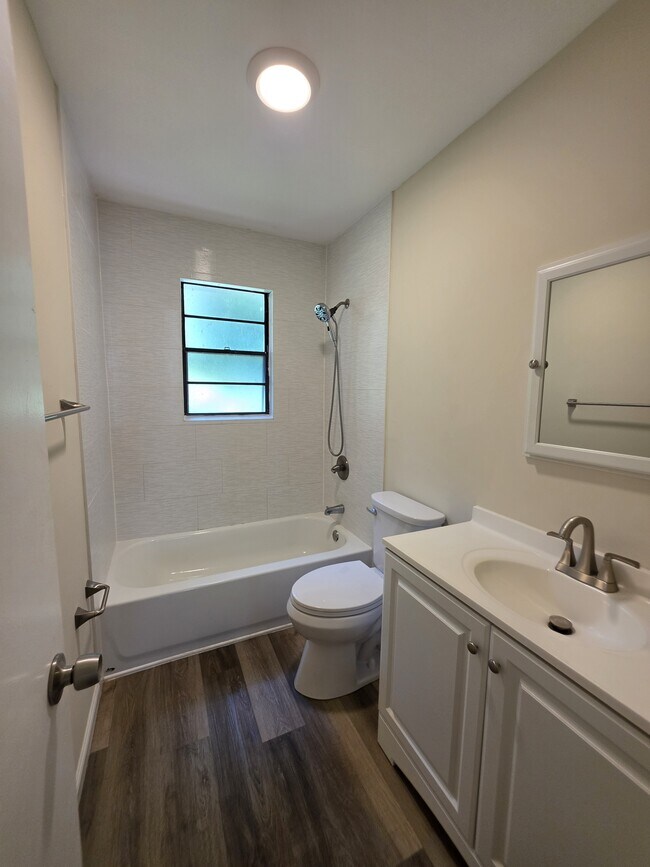 Building Photo - 2455 Thomasson Dr