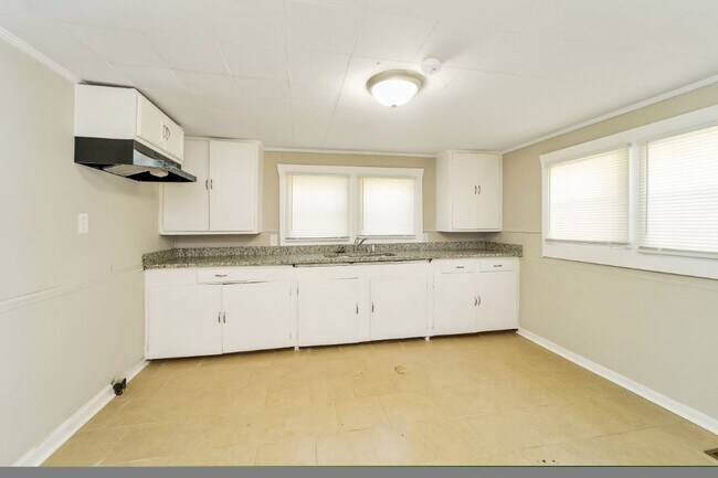 Building Photo - Hot Listing in Bessemer! 3 Beds, 2 Baths &...