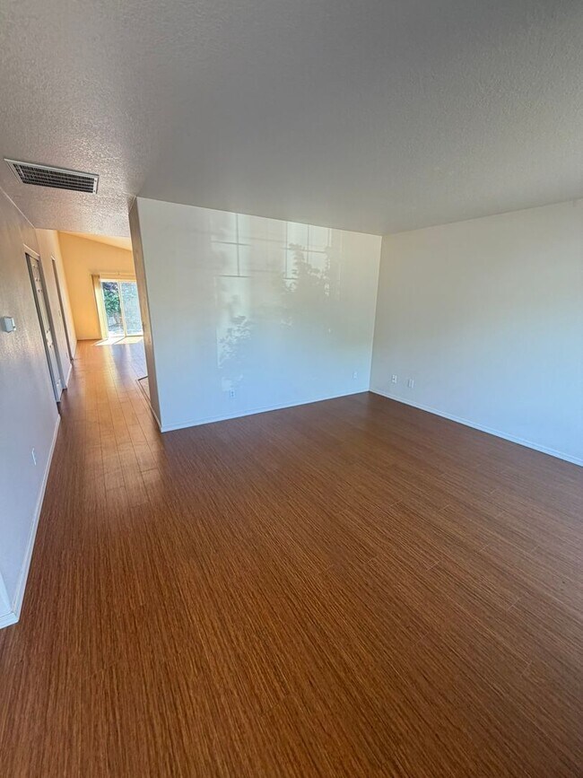 Building Photo - 4 Bedroom House near Timber Ridge school!