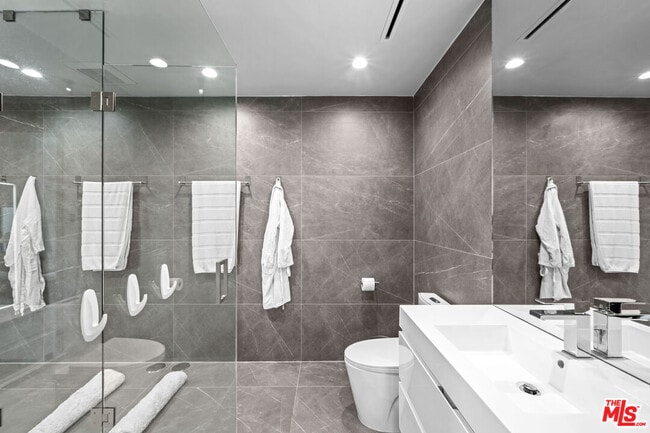 Building Photo - 201 S Bedford Dr