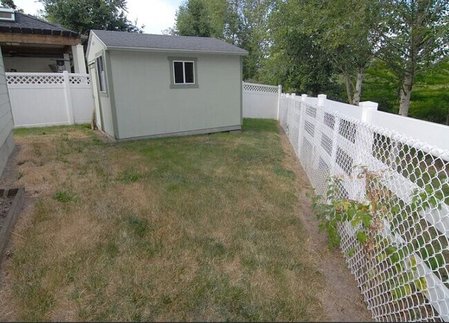 Building Photo - 3 Bedroom Home in North Albany!