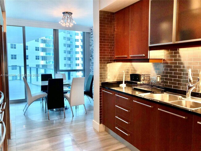 Building Photo - 3101 S Ocean Dr