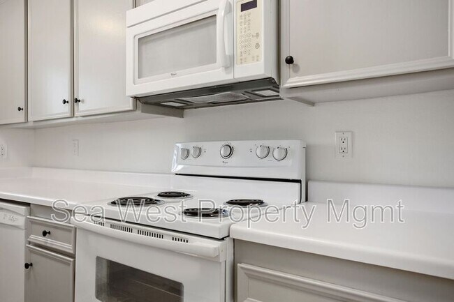 Building Photo - 820 Encinitas Blvd