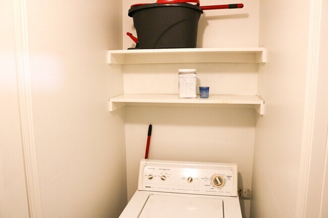 Building Photo - 596 W Moan Pl