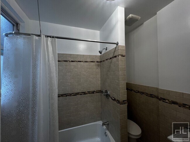 Building Photo - Spacious Fully Renovated 4-Bedroom in Sout...