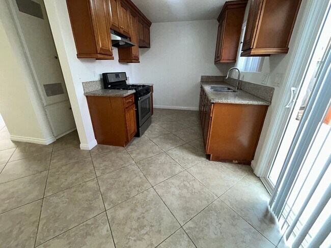 Building Photo - Spacious 2bed 1.5bath Apartment for Rent in Huntington Beach
