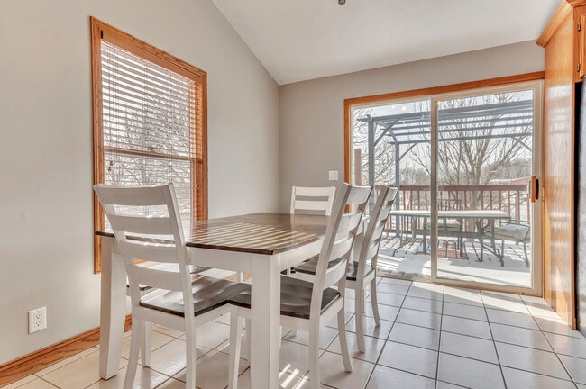 Building Photo - 2803 Sportsmans Dr