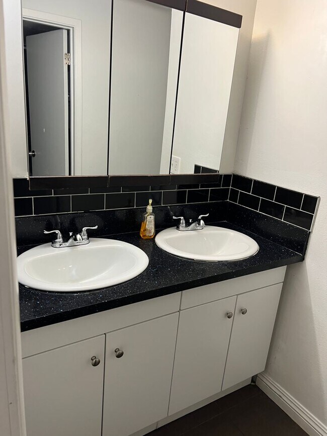 Building Photo - 68 E 200 S