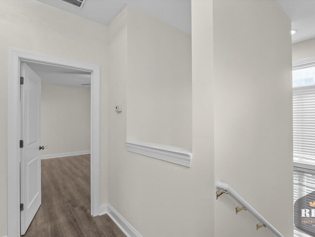 Building Photo - 3 Story Townhome, New Wood Floors, Great W...