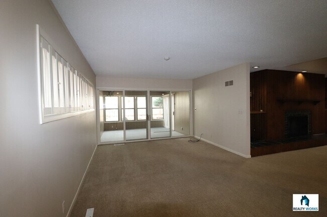 Building Photo - Amazing 2 bed Home!