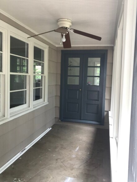 Screened in porch - 633 Clairmont Cir