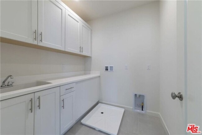Building Photo - 113 Escala