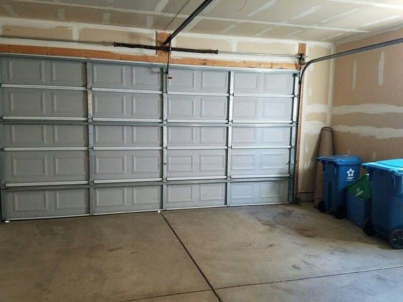 Building Photo - 2541 Hillsboro Blvd