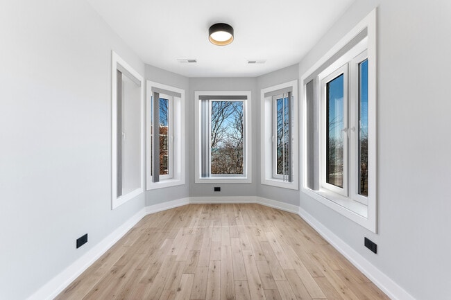 Building Photo - 7724 N Eastlake Terrace