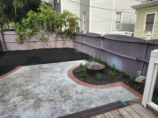 Building Photo - Historic Townhome !!