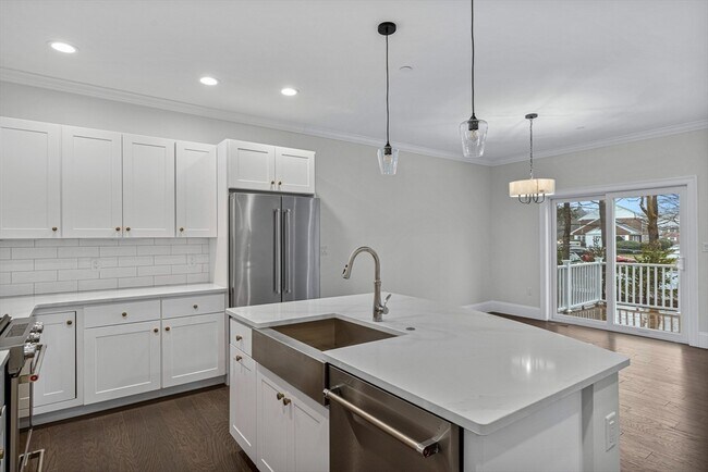 Building Photo - 15 Lily Pond Ln