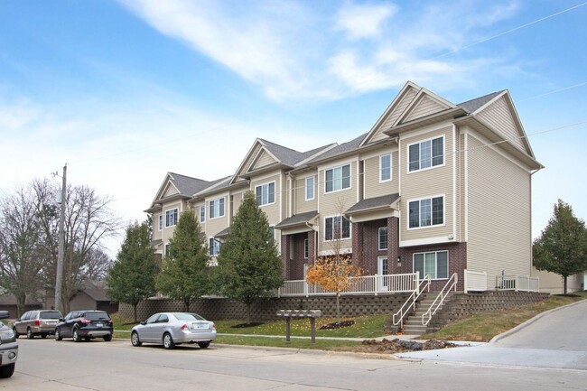 Primary Photo - Luxury Iowa City townhouse close to UIHC a...