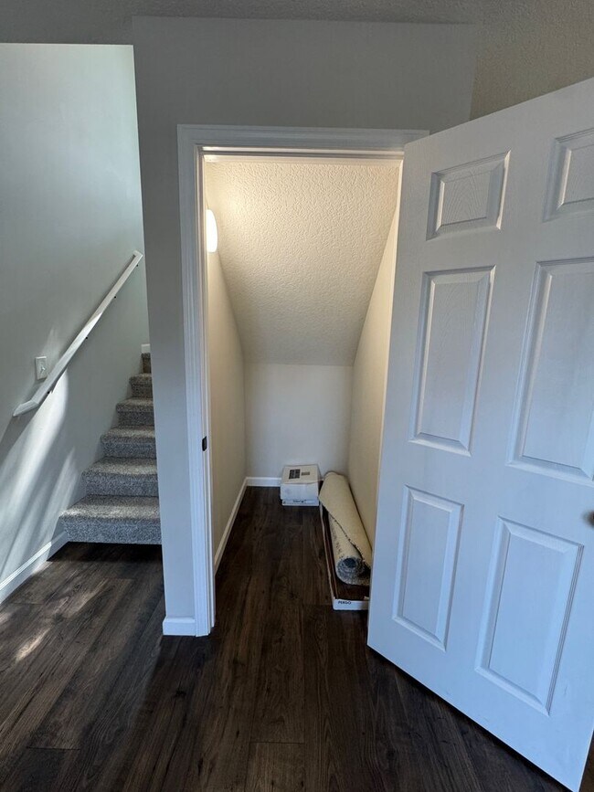 Building Photo - Oakley - Modern Three Bedroom