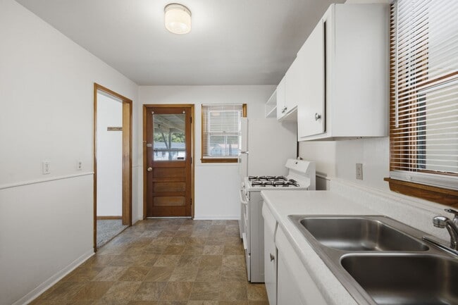 Building Photo - 1103 W 17th St