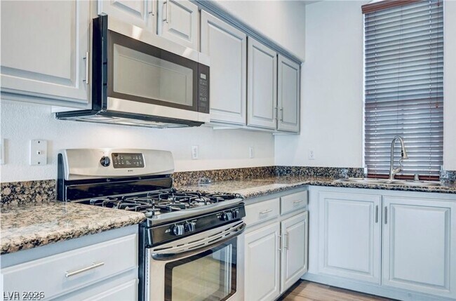 Building Photo - 128 Tilbury Ave