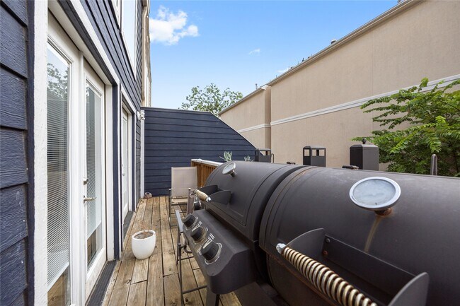 Building Photo - 2415 Dunlavy St