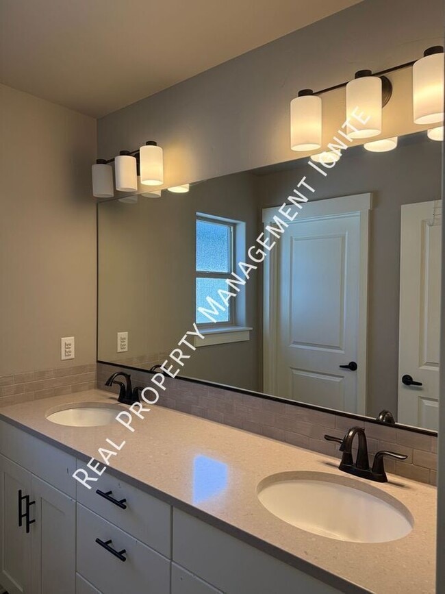 Building Photo - 3751 SW Coyote Ln