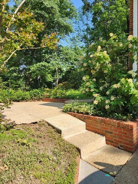 Patio as viewed from driveway, perfect for grilling, or relaxing - 312 Signal Mountain Blvd