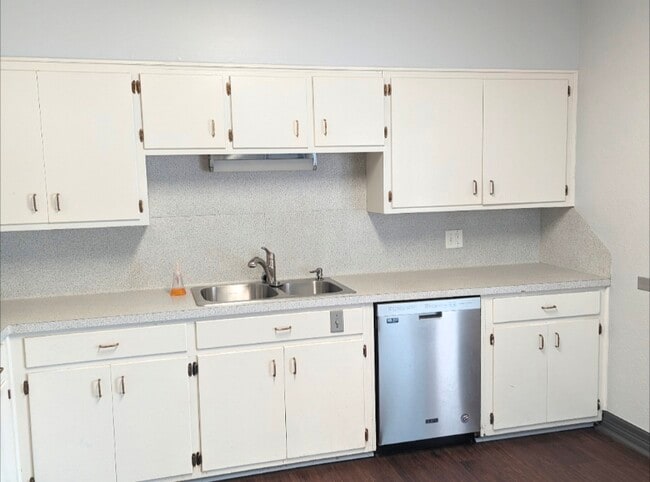 Building Photo - 723 S 33rd St