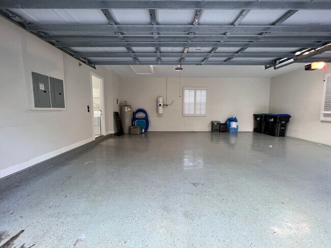 Building Photo - GORGEOUS SINGLE FAMILY HOME - PROPERTY  FU...