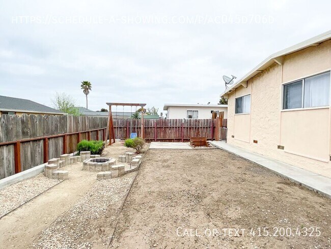 Building Photo - 1615 Flores St