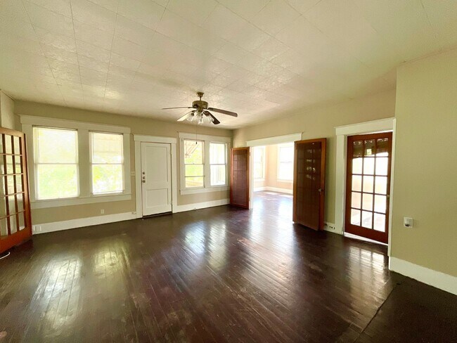 Building Photo - 810 W Magnolia Ave