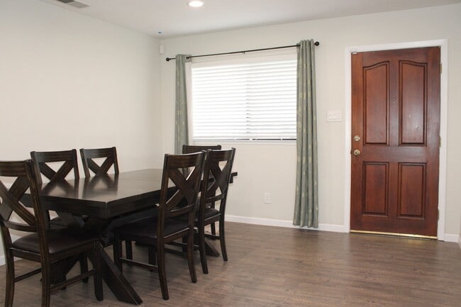 Building Photo - 7905 Julia Ct