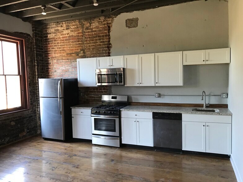 Building Photo - 558 St Francis St