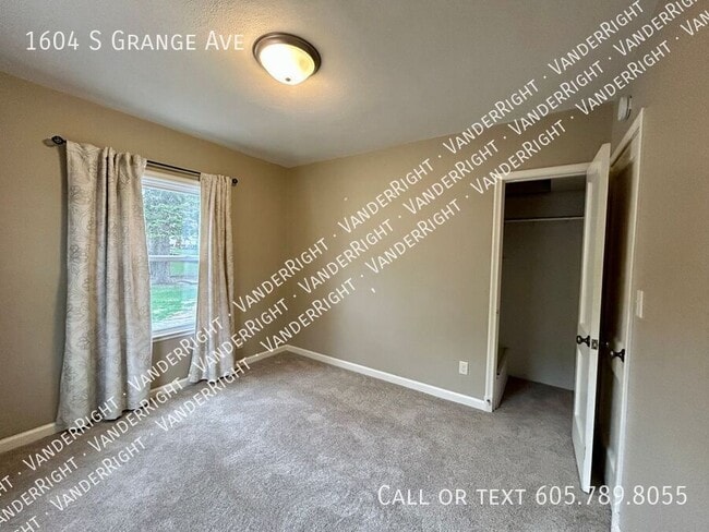 Building Photo - 1604 S Grange Ave