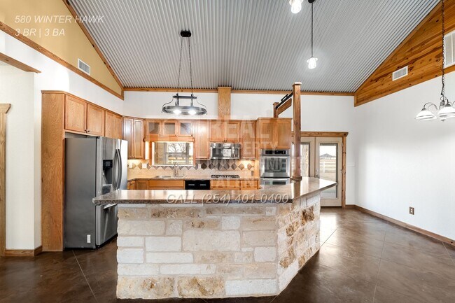 Building Photo - 3 Bedroom, 3 Bathroom Ranch Home with Barn...