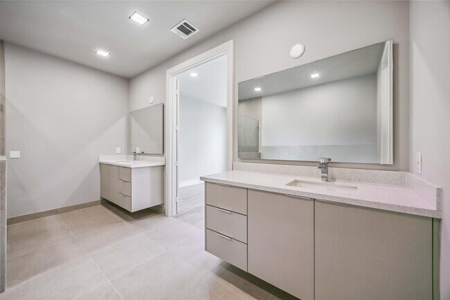 Building Photo - 1111 W 21st St