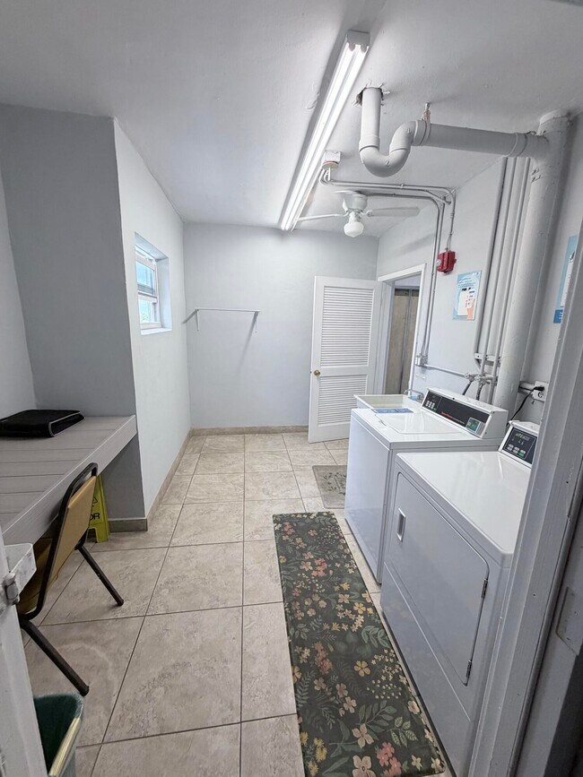 Building Photo - 1000 NE 14th Ave