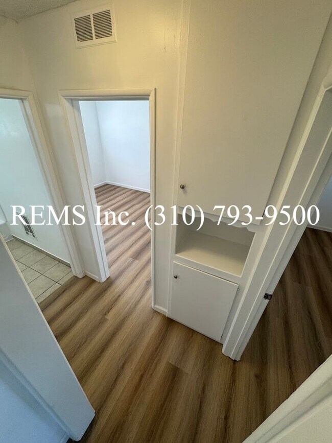 Building Photo - Refurbished Unit with a 1 Car Garage and L...