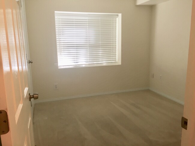 Basement Bedroom - 11541 Oakmond Rd