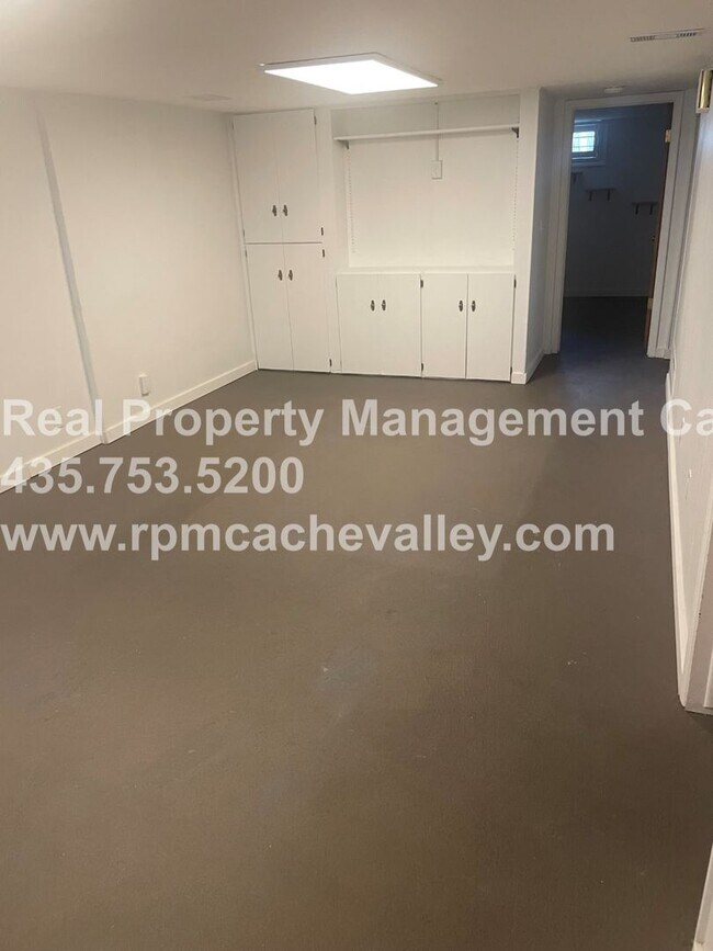 Building Photo - 495 E 900 N