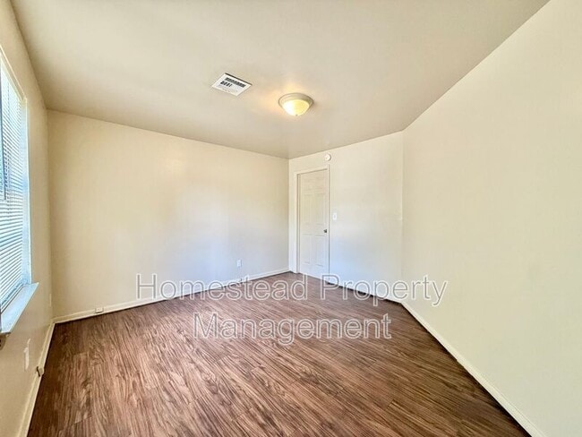 Building Photo - 444 1/2 E Babb Dr