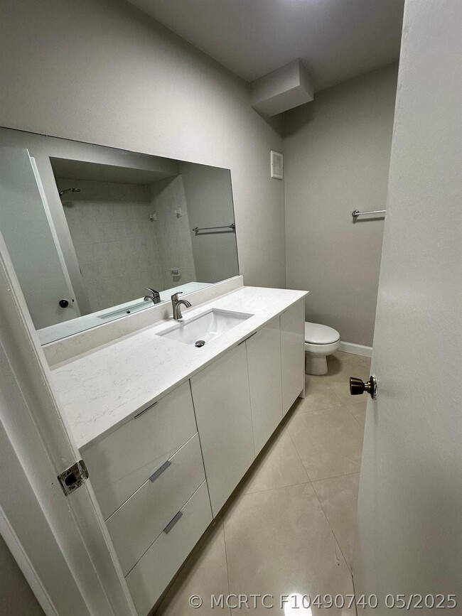 Building Photo - 210 Lakeview Dr