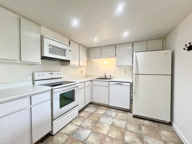 Building Photo - Charming 2-Bedroom Apartment Home in The Fairways – Silver Springs Shores