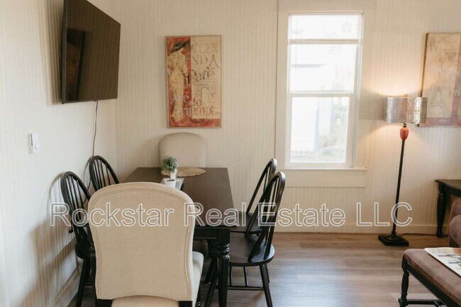 Building Photo - 1307 W Cleveland Ave